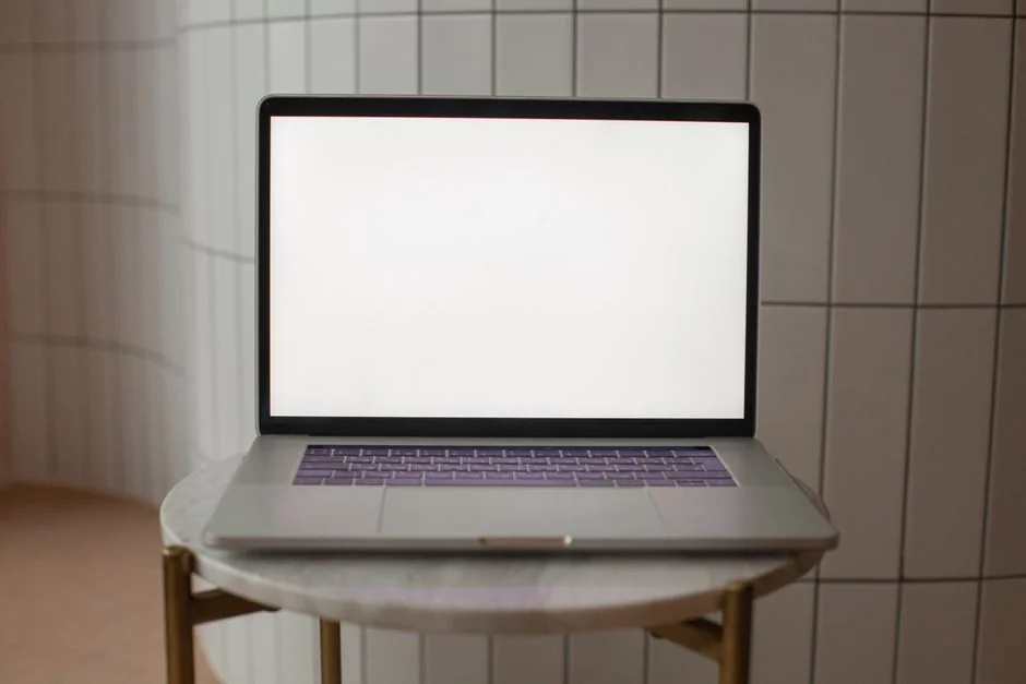 Un espace de travail élégant avec un ordinateur portable et des écrans affichant un logiciel de design.